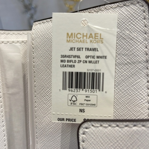 Michael Kors Medium Saffiano Leather Bifold Wallet
Optic White
NWT - Picture 9 of 16